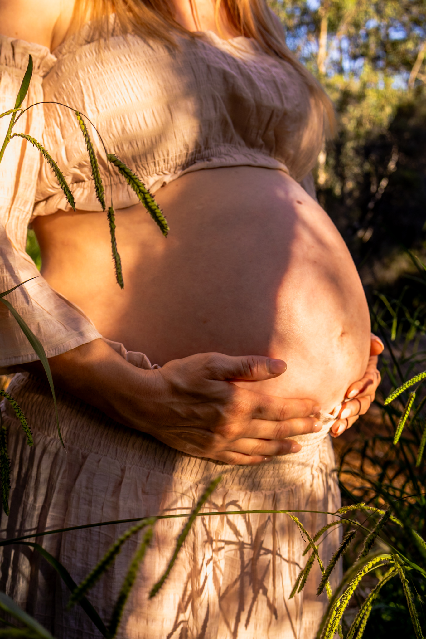 Relaxed pregnancy photoshoot in nature Perth WA